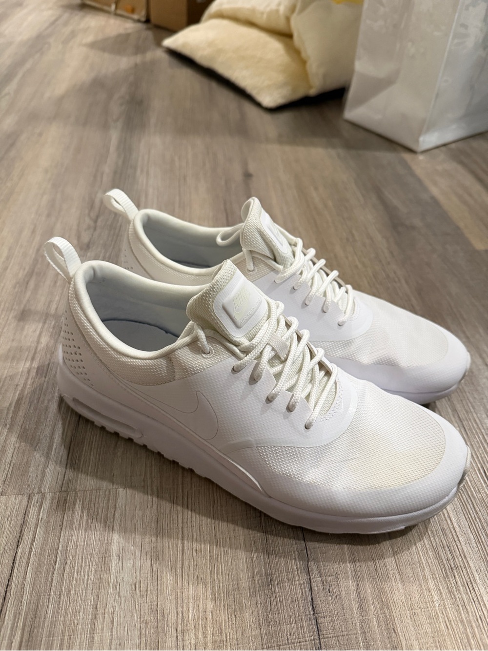 Nike Woman All-White Lightweight Running Sneakers